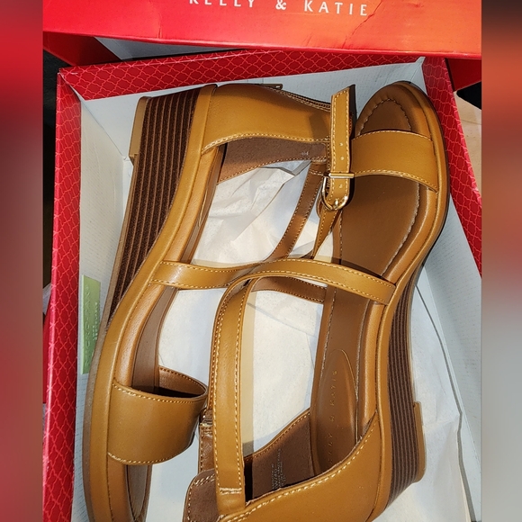 NWB,Kelly & Katie leather wedge shoes, size 9, Cognac color. See photos - Picture 2 of 7